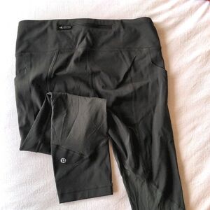 Like New Lululemon Leggings w/ side & back pockets, size 6